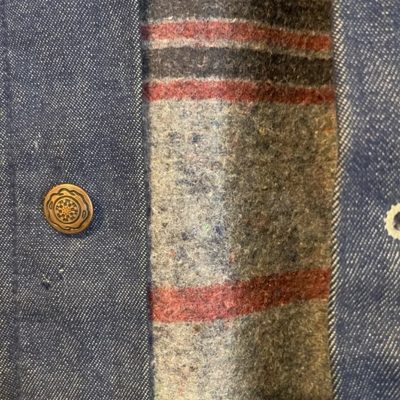 VINTAGE CHORE COAT!!! UNBRANDED, CONTRAST STITCHED DENIM. SZ M
